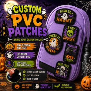Może przedstawiać: Fioletowy plecak ozdobiony pięcioma naszywkami z PVC o tematyce Halloween, przedstawiającymi duchy, czaszkę, czarnego kota i szkielet. Obraz zawiera tekst reklamujący niestandardowe naszywki z PVC z rzepem, odpornością na warunki atmosferyczne i opcjami rozmiaru.