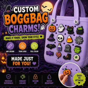 Puede incluir: Un bolso de mano de color morado claro con varios dijes temáticos de Halloween, incluyendo una calabaza, un fantasma, un gato negro, una calavera, un caramelo, una telaraña, un murciélago, una poción, una lápida y un globo ocular.