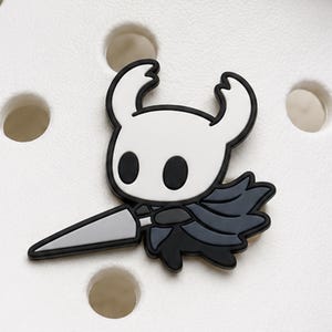 Donkere fantasie ridder schoenhanger, Bug Warrior klompaccessoire, PVC rubberen speld