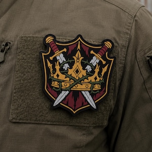 Donkere middeleeuwse PVC-patch met wapenschild – Gekruiste zwaarden, kroon, gotisch heraldisch tactisch embleem