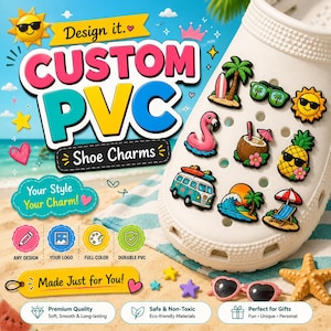 Può includere: Una scarpa a zoccolo bianca decorata con vari ciondoli in PVC colorati a tema estivo come una palma, un fenicottero, un ananas, un furgone da surf e una sedia a sdraio. L'immagine include testo come Custom PVC Shoe Charms e Made Just for You.