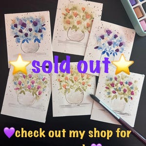 Puede incluir: Seis tarjetas de felicitación rectangulares con arreglos florales en acuarela dentro de jarrones, con salpicaduras de pintura. El texto dice sold out y check out my shop for more cards. Se ven un pincel y un set de acuarelas.