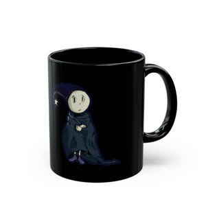 Saar the Moonboy zwarte mok | Koffiekopje illustratie kleine tovenaar | Dark Academia Gothic-tekenfilm afbeelding 3