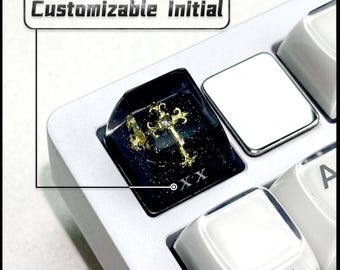 Tecla de resina personalizada / Cruz gótica, cielo estrellado, personalización inicial