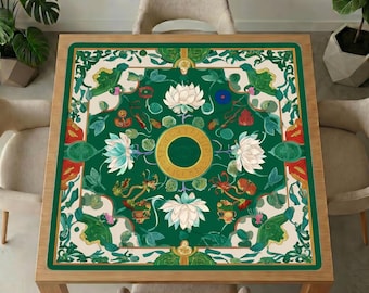Mahjong-tafelmat groene lotus – sierlijke botanische wijnstokken, witte lotusbloemen, gouden medaillon
