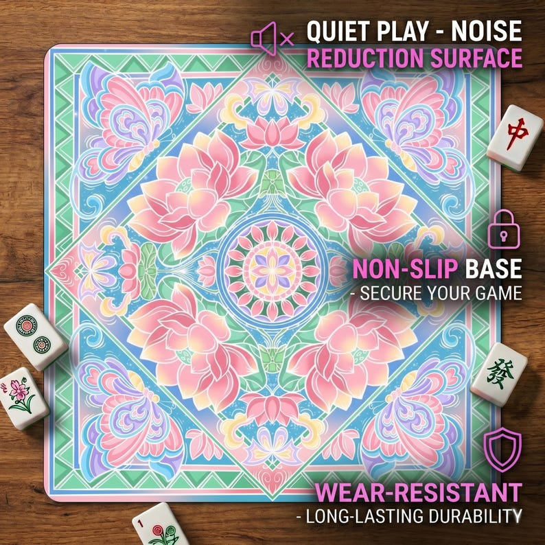 Close‑up of the pastel lotus mahjong table mat on a wooden table, with graphics highlighting the quiet noise‑reduction surface, non‑slip base and wear‑resistant features.
