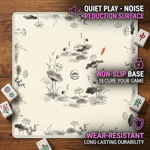 Close‑up of the ink crane lotus mahjong table mat on a wooden table, with graphics highlighting the quiet noise‑reduction surface, non‑slip base and wear‑resistant features.