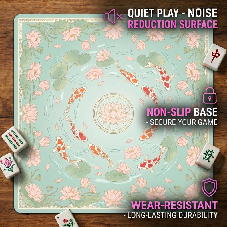 Close‑up of the koi and lotus mahjong mat on a wooden table, with overlay text highlighting quiet noise‑reduction surface, non‑slip base and wear‑resistant durability.