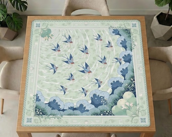 Mahjong-tafelmat Swallow Pond – mintgroen gamecover, blauwe vogels, tuinrand, antislip