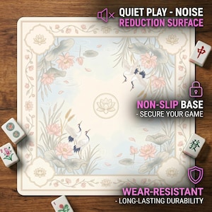 Close‑up of the crane and lotus mahjong table mat on a wooden table, with graphics highlighting the noise‑reduction surface, non‑slip base and wear‑resistant construction.