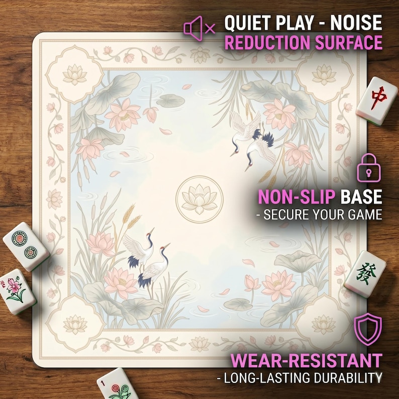 Close‑up of the crane and lotus mahjong table mat on a wooden table, with graphics highlighting the noise‑reduction surface, non‑slip base and wear‑resistant construction.