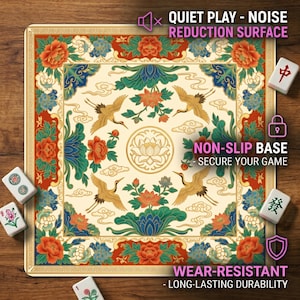 Close‑up of the colorful crane lotus mahjong table mat on a wooden table, with graphics highlighting the quiet noise‑reduction surface, non‑slip base and wear‑resistant features.