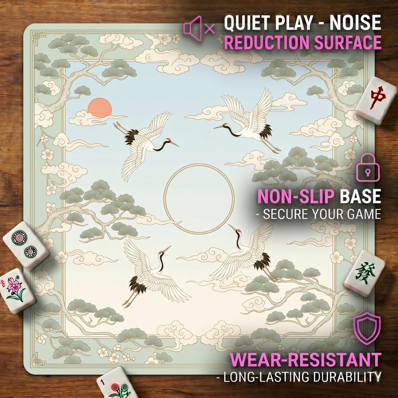 Close‑up of the cranes and pine clouds mahjong mat on a wooden table, with overlay text highlighting quiet noise‑reduction surface, non‑slip base and wear‑resistant durability.