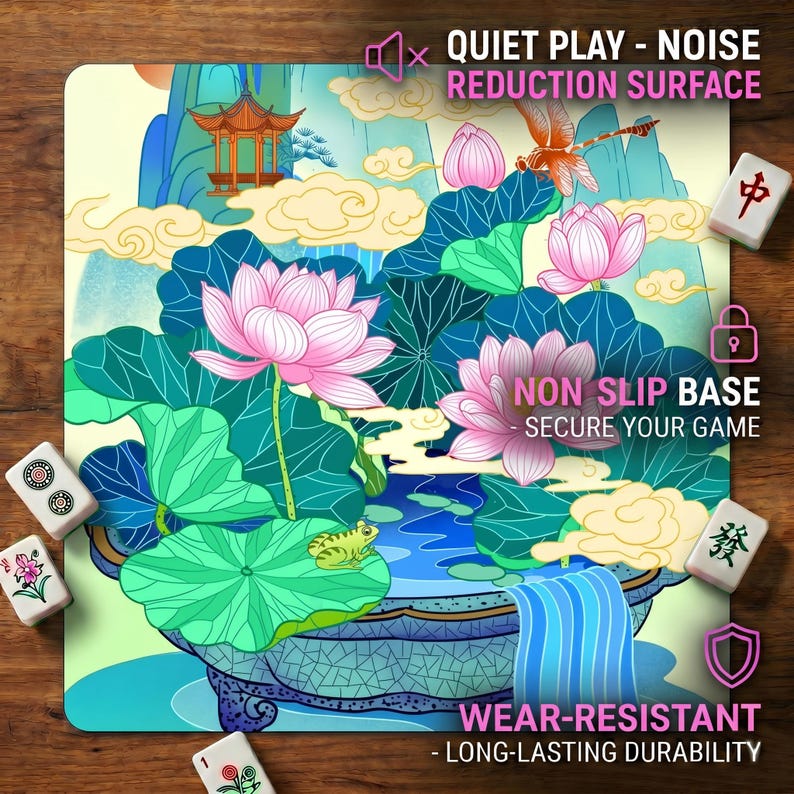 Close‑up of the lotus pond table mat on a wooden surface with mahjong tiles around the edges and overlay text showing the noise‑reducing surface, non‑slip base and wear‑resistant features.