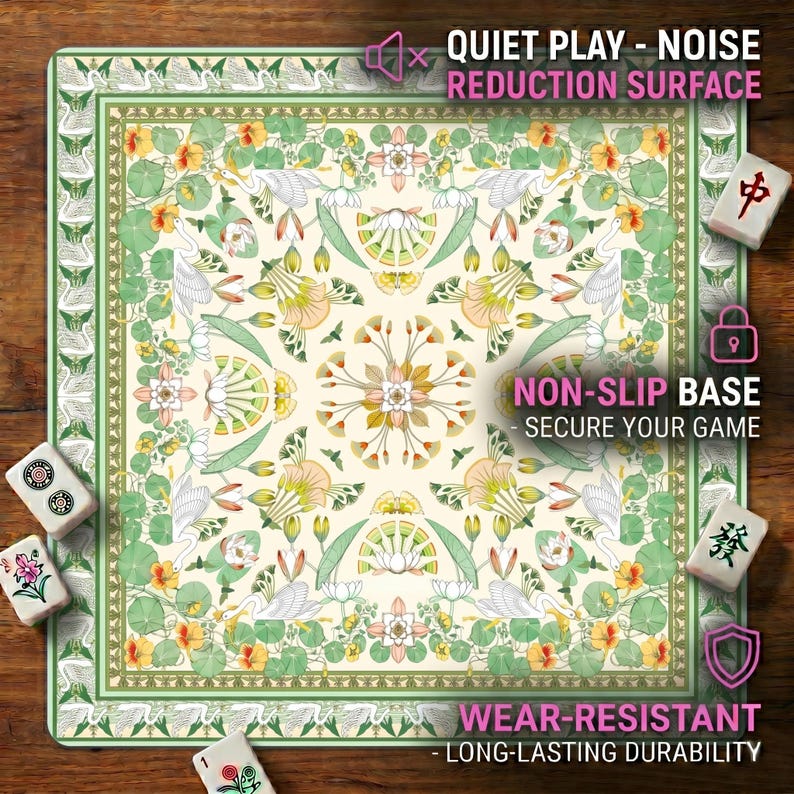 Top view of the green crane and lotus mahjong mat on a wooden table, with overlay text highlighting noise‑reducing surface, non‑slip base and wear‑resistant features, tiles around the edges.