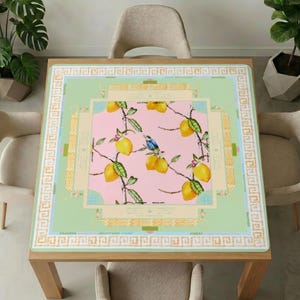 Puede incluir: Un tapete de juego cuadrado con un borde verde claro, un patrón de greca dorada y las palabras Dragons, Jokers y Wall Left. El panel central es de color rosa claro con un estampado de limones amarillos en ramas y un pequeño pájaro azul.