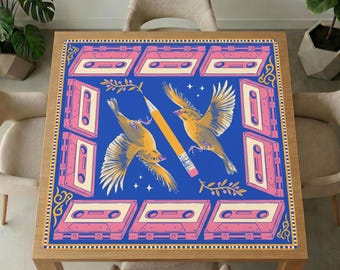 Retro Cassette Mahjong-tafelmat – blauwroze banden, gele vogels, geluidsreducerende spelhoes