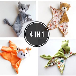 Peut inclure: Un ensemble de quatre doudous en peluche avec des têtes d'animaux, notamment un chat gris, un ours brun, un renard orange et un dinosaure vert. Chaque couverture a un corps en tissu doux avec des motifs et des coins noués. Le texte 4 IN 1 est centré.