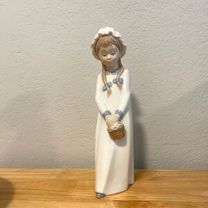 MAY SPECIAL Lladro porcelain, Spain, Figurine, Girl with basket image 1
