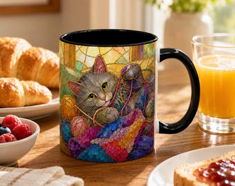 Taza de café con diseño de gato gris juguetón y lana estilo vidriera.
