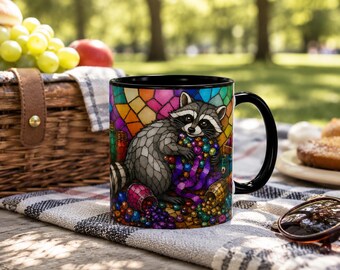 Taza de café o té con diseño de mapache en vidriera artesanal.