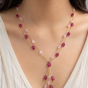Collar con borla de cuentas ovaladas de rubí rosa y cuarzo rosa, chapado en oro de 18 quilates y cadena doble.