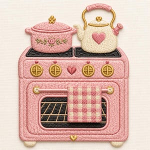 以下が含まれることがあります： 4つの金色のノブと中央にハートのアイコンがあるピンクのコンロの刺繍ワッペン。左のコンロには花柄の刺繍が施されたピンクの鍋、右にはピンクのハートが描かれたクリーム色のティーケトルが置かれています。オーブンのハンドルにはピンクと白のチェック柄のタオルが掛かっています。
