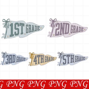 Peut inclure: Un ensemble de cinq graphiques en forme de fanion avec un motif vichy, chacun noué avec un ruban et décoré de petites étoiles. Le texte indique 1ST GRADE, 2ND GRADE, 3RD GRADE, 4TH GRADE et 5TH GRADE dans des couleurs variées comme bleu, violet et jaune.