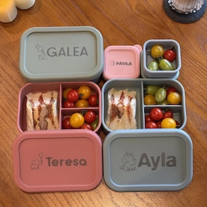 Juego de lonchera de silicona personalizada para niños pequeños, caja bento y merienda personalizada con nombre para guardería, recipientes para alimentos de 3 compartimentos a prueba de fugas, regalo escolar