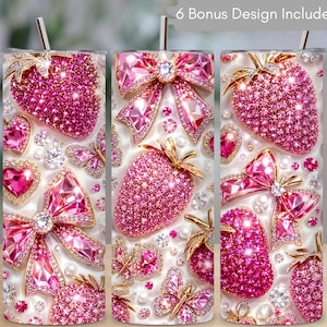 Op de afbeelding: Drie roestvrijstalen bekers met een roze aardbei- en strikdesign. Het ontwerp bevat roze strass, gouden accenten en vlinders op een witte achtergrond. De tekst "6 Bonus Design Included" staat bovenaan.