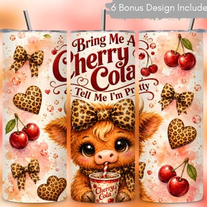 Può includere: Tre bicchieri in acciaio inossidabile con un design stravagante. Il bicchiere centrale presenta una mucca dei cartoni animati con un fiocco leopardato e la scritta "Bring Me A Cherry Cola Tell Me I'm Pretty". Gli altri bicchieri hanno ciliegie e fiocchi leopardati.