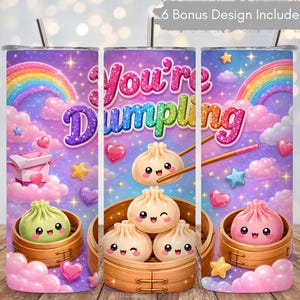 Può includere: Un bicchiere cilindrico con sfondo sfumato viola e blu, arcobaleni, nuvole, stelle e cuori. Il testo You're Dumpling è scritto in lettere glitterate. Tre simpatici ravioli al vapore in stile cartoon sono in cestelli di bambù con bacchette.