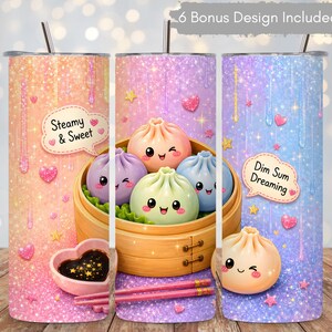 以下が含まれることがあります： ピンク、パープル、ブルーのグラデーションのグリッター背景が特徴の円筒形タンブラー。竹製の蒸し器に入った点心のキャラクター、ハート型のソースボウル、そしてSteamy & SweetとDim Sum Dreamingというテキストがデザインされています。
