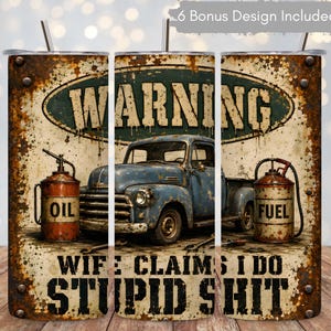 Op de afbeelding: Een cilindervormige beker met rietje in een verweerd, roestig metaalontwerp. Het toont een vintage blauwe pick-up truck, een oliekan, een brandstofkan en de tekst WARNING WIFE CLAIMS I DO STUPID SHIT. Bevat de tekst 6 Bonus Design Included.