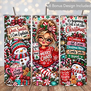 以下が含まれることがあります： クリスマスをテーマにしたグラフィックが施された3つの円筒形タンブラー。雪だるま、メガネをかけて赤いセーターを着た人物、Dear Santa I Can Explain、Merry Chaos、It's Beginning to Cost a Lot Like Christmasというテキストがデザインされています。