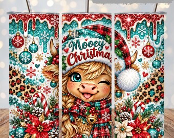 Diseño PNG de vaso térmico navideño con vaca de las Tierras Altas de Mooey, diseño delgado de 20 oz con vaca navideña, diseño PNG de vaso térmico navideño con gorro de Papá Noel a cuadros rojos y turquesa