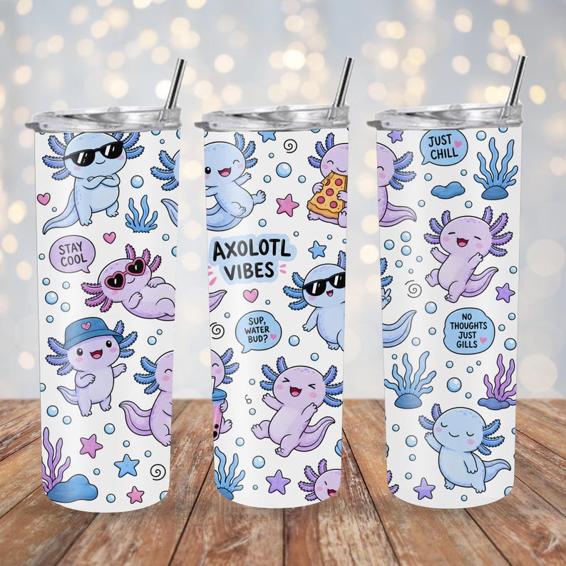 Peut inclure: Un gobelet cylindrique blanc avec un couvercle transparent et une paille en m&eacute;tal, orn&eacute; d'un motif r&eacute;p&eacute;titif d'axolotls de dessin anim&eacute; bleus et roses, de bulles, d'algues et d'&eacute;toiles. Le texte inclut "STAY COOL", "AXOLOTL VIBES", "SUP, WATER BUD?", "JUST CHILL" et "NO THOUGHTS JUST GILLS".