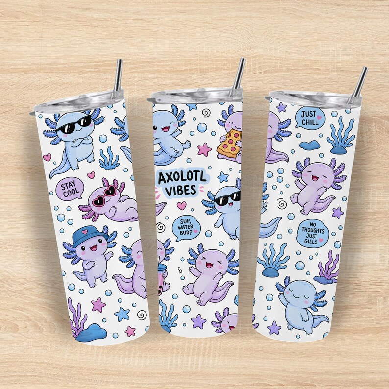 Peut inclure: Trois gobelets cylindriques avec couvercles et pailles, arborant un fond blanc orn&eacute; d'un motif r&eacute;p&eacute;titif d'axolotls bleu clair et violets, de bulles, d'&eacute;toiles de mer et d'algues. Le texte inclut "STAY COOL", "AXOLOTL VIBES", "SUP, WATER BUD?", "JUST CHILL" et "NO THOUGHTS JUST GILLS".