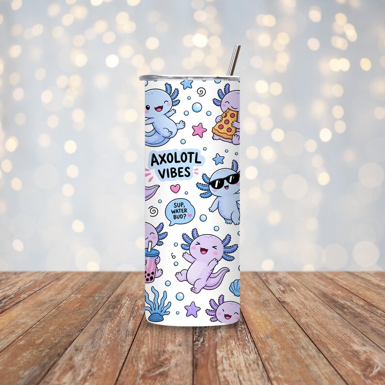 Peut inclure: Un gobelet cylindrique blanc avec une paille en m&eacute;tal, orn&eacute; d'un motif r&eacute;p&eacute;titif d'axolotls de dessin anim&eacute; dans des tons bleu et violet. Le design inclut le texte AXOLOTL VIBES et une bulle avec le texte SUP, WATER BUD? parmi des bulles et &eacute;toiles.