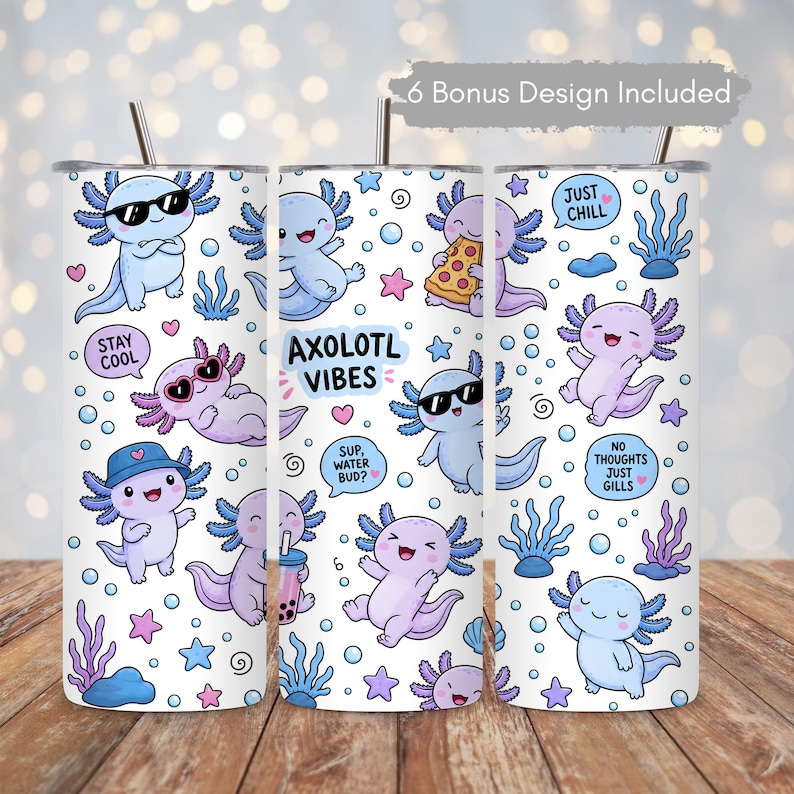 Peut inclure: Un gobelet cylindrique blanc orn&eacute; d'un motif r&eacute;p&eacute;titif d'axolotls de dessin anim&eacute; dans des tons bleu et violet. Le design comprend des bulles, des algues, des &eacute;toiles et des bulles de texte avec les inscriptions "STAY COOL", "AXOLOTL VIBES", "SUP, WATER BUD?", "JUST CHILL" et "NO THOUGHTS JUST GILLS".