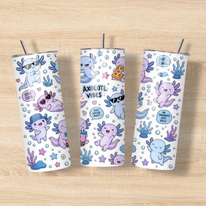 Peut inclure: Trois gobelets cylindriques avec pailles en m&eacute;tal pr&eacute;sentant un motif r&eacute;p&eacute;titif d'axolotls bleu clair et violets, de bulles et d'algues. Le texte inclut "STAY COOL", "AXOLOTL VIBES", "SUP, WATER BUD?", "JUST CHILL" et "NO THOUGHTS JUST GILLS."