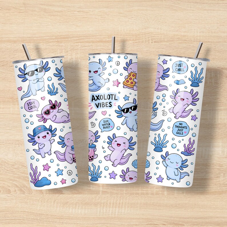 Peut inclure: Trois gobelets cylindriques avec pailles en m&eacute;tal pr&eacute;sentant un motif r&eacute;p&eacute;titif d'axolotls bleu clair et violets, de bulles et d'algues. Le texte inclut "STAY COOL", "AXOLOTL VIBES", "SUP, WATER BUD?", "JUST CHILL" et "NO THOUGHTS JUST GILLS."