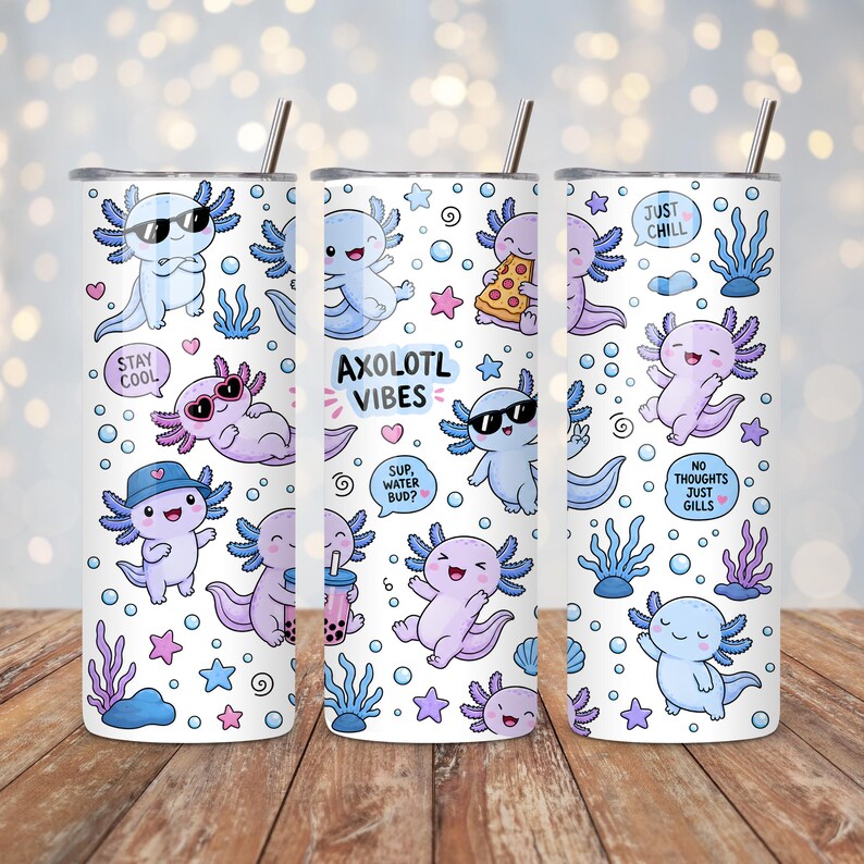 Peut inclure: Un gobelet cylindrique blanc avec une paille en m&eacute;tal orn&eacute; d'un motif r&eacute;p&eacute;titif d'axolotls bleu clair et violets, de bulles et d'algues. Le texte inclut "STAY COOL", "AXOLOTL VIBES", "SUP, WATER BUD?", "JUST CHILL" et "NO THOUGHTS JUST GILLS".