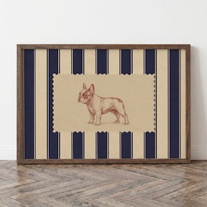 Puede incluir: Una pieza de arte mural rectangular enmarcada que presenta un panel central de color tostado con bordes festoneados y un dibujo lineal en tono rojo de un bulldog francés. El fondo consiste en rayas verticales azul marino y tostadas, en un marco de madera oscura.