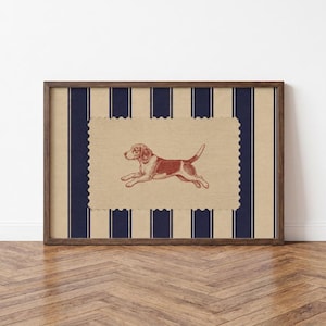 Peut inclure: Une œuvre d'art murale encadrée représentant une illustration rouge foncé d'un chien beagle en train de courir, centrée sur un rectangle beige à bords festonnés. Le fond présente des rayures verticales bleu marine et beige.