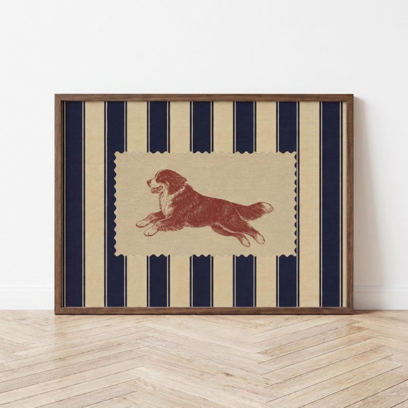 Puede incluir: Una l&aacute;mina de arte enmarcada con una ilustraci&oacute;n de color rojo oscuro de un perro corriendo, centrada en un rect&aacute;ngulo beige con bordes festoneados. El fondo presenta rayas verticales azul marino y beige, dentro de un marco de madera marr&oacute;n.