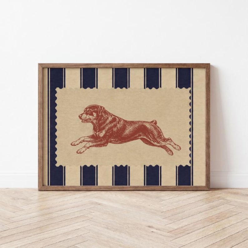 Puede incluir: Una l&aacute;mina enmarcada con una ilustraci&oacute;n de color rojo oscuro de un perro corriendo, centrada sobre un fondo rectangular de color tostado con bordes festoneados. El fondo tras el panel central presenta rayas verticales azul marino y tostadas.