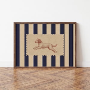 Puede incluir: Una pieza de arte mural rectangular enmarcada con un fondo de rayas verticales azul marino oscuro y beige. Centrado sobre las rayas hay un inserto de papel color canela con bordes festoneados que muestra un dibujo lineal marrón de un perro corriendo.