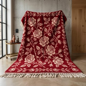 Blommig marockansk matta - Crimson Ruby Red och Cream Beni Ourain ullmatta - Stor specialdesignad matta i rosa vinstockar