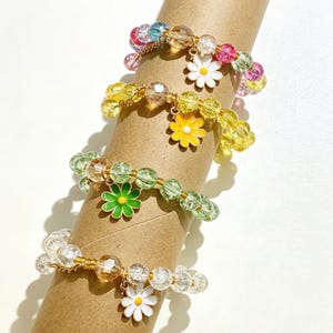 Cadeau voor meisjes Custom pastel madeliefje armband kleurrijk stapelbaar voor de zomer